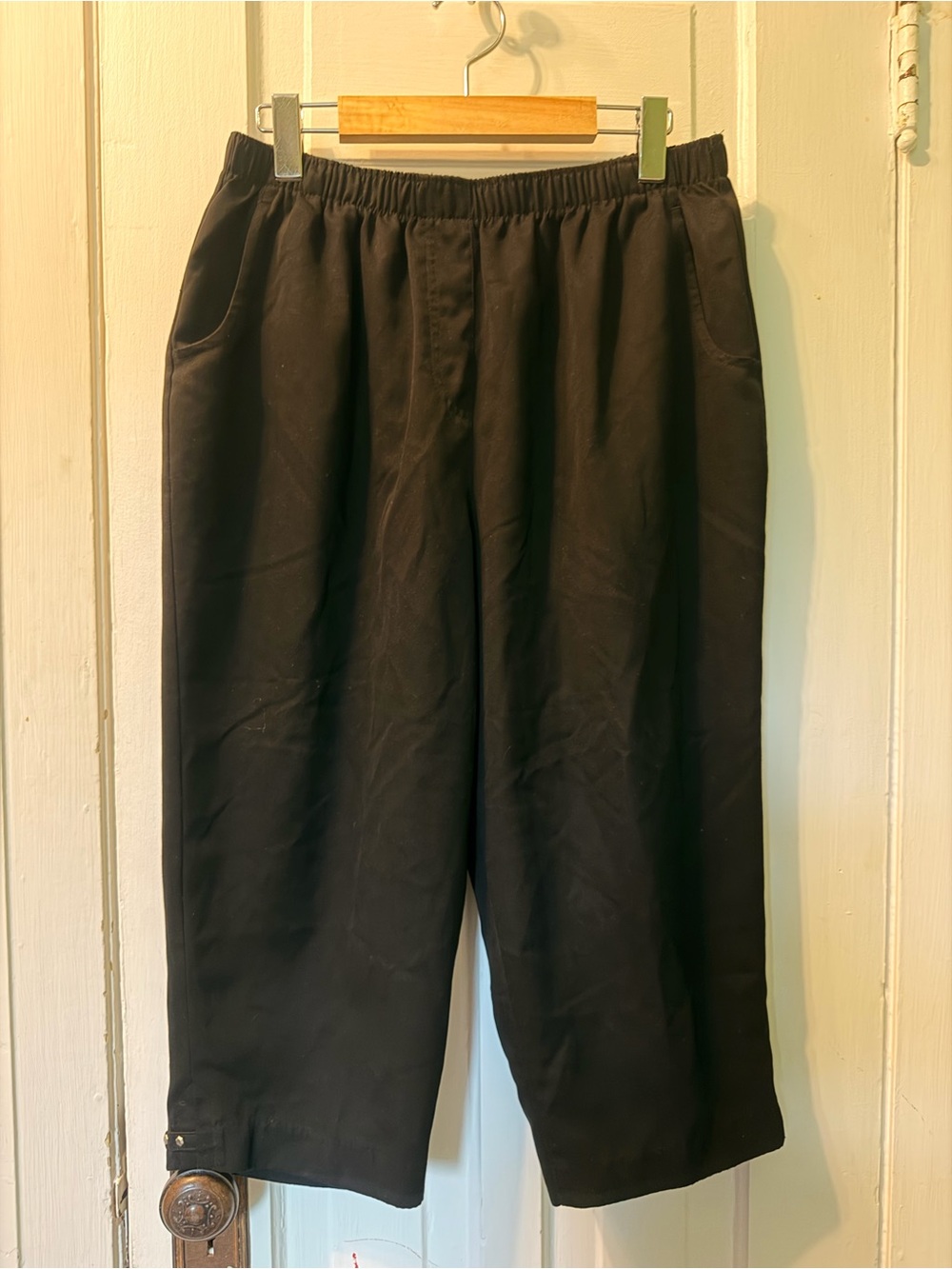 Alia Black Capri Pants